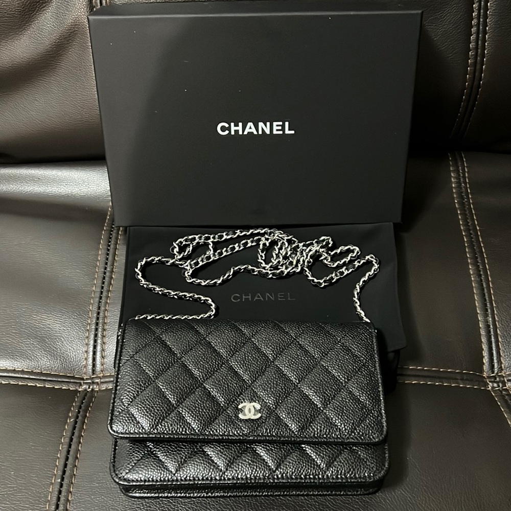 X SOLD OUT X Brand new authentic Chanel cavier wallet on chain silver hardware